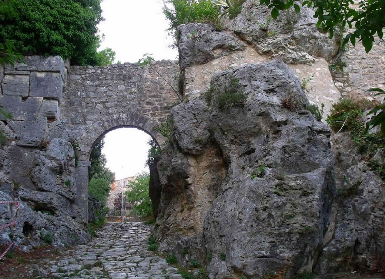 Porta-Romana-Saturnia-Grosseto.-Author-LigaDue.-Licensed-under-the-Creative-Commons-Attribution-1500x1085